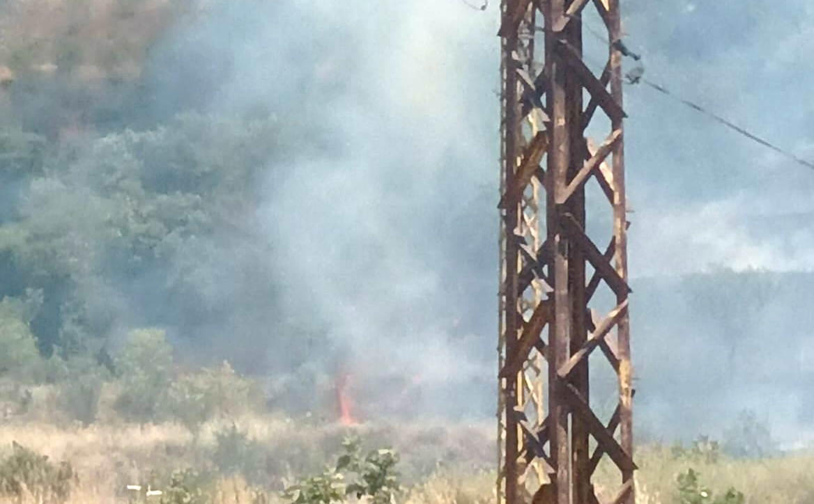 بالصور - الحرائق تجتاح عكار... سكان غادروا منازلهم جراء كثافة الدخان